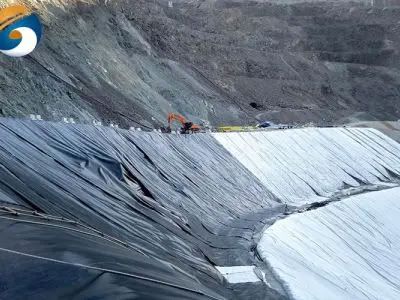 Qual é a matéria-prima utilizada para a geomembrana de PEAD?