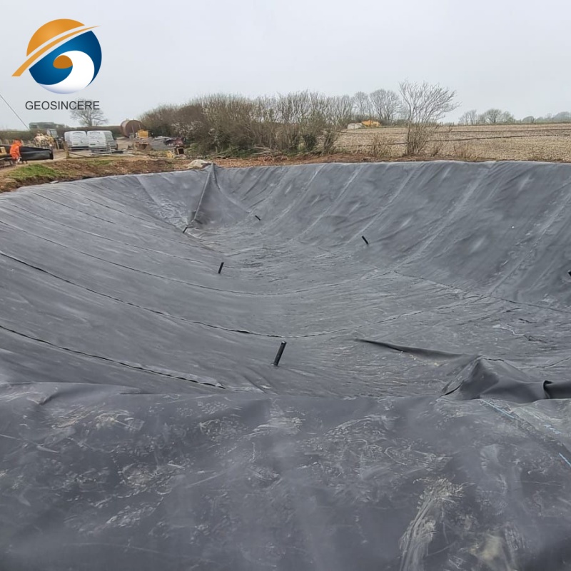Geomembrana de polietileno de alta densidad para plataformas de lixiviación en pilas en minería.