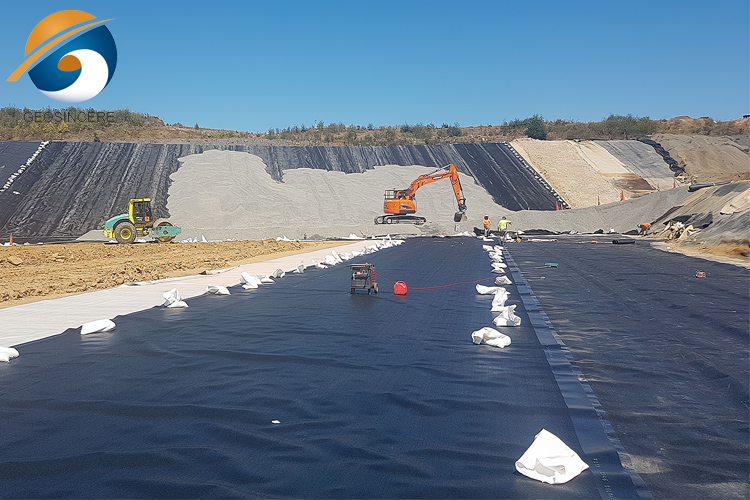 Облицовка плотины из геомембраны из полиэтилена высокой плотности