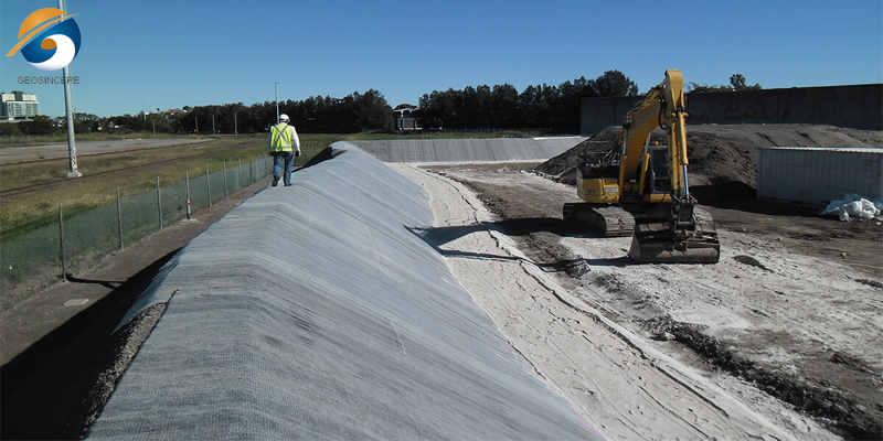 Геосинтетическая глиняная подкладка на свалке Геосинтетическая глиняная подкладка на свалке