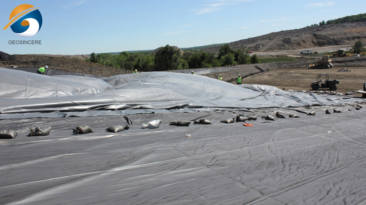 Геомембранный вкладыш из полиэтилена высокой плотности толщиной 1,5 мм с монотекстурой Геомембранный вкладыш из ПЭВП толщиной 1,5 мм с монотекстурой