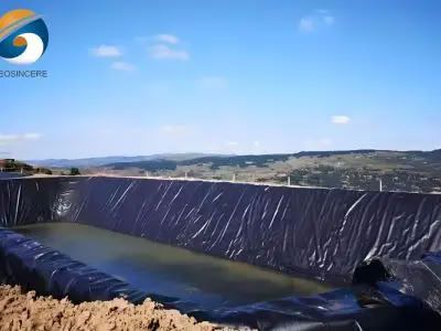 Fissuras na geomembrana sob exposição aos raios UV