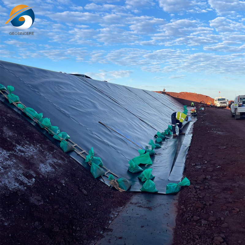Revestimiento de polietileno de alta densidad para contención de estanques de relaves